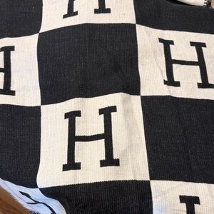 H initial scarf